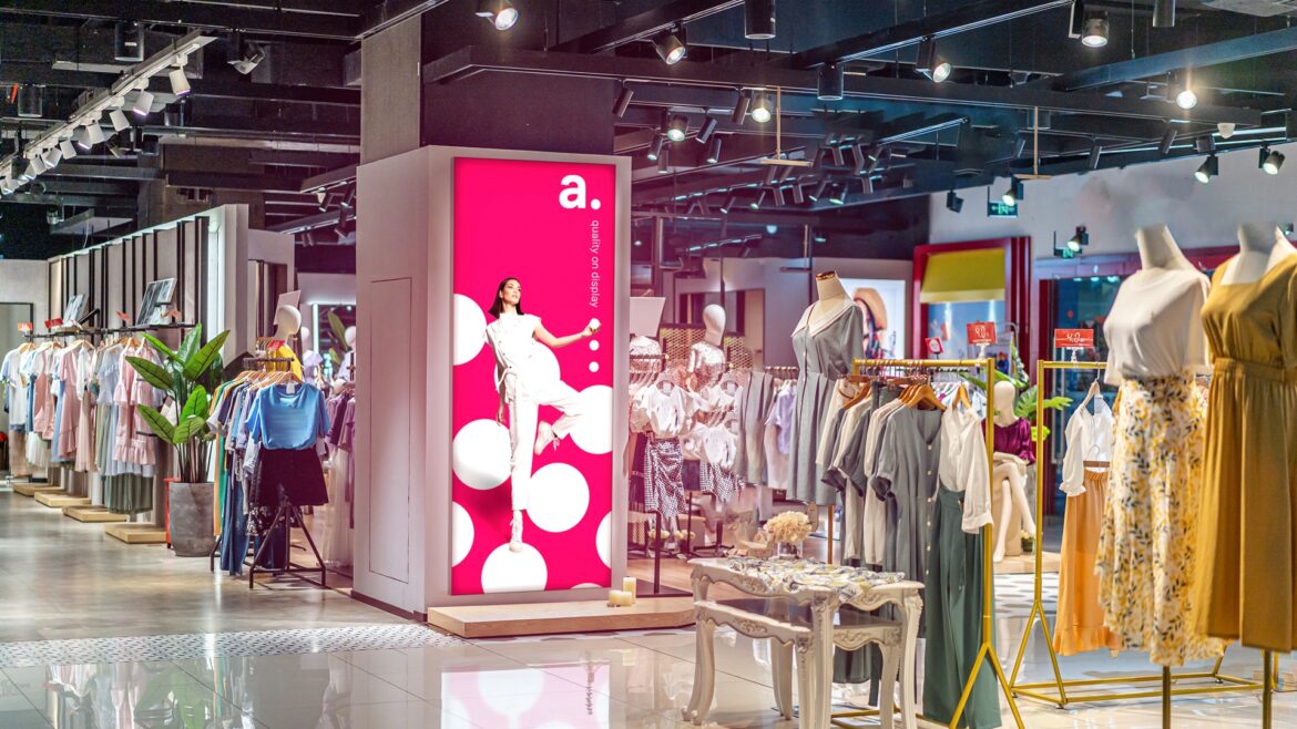 Panneau publicitaire lumineux LED adsystem installé dans une boutique de mode, utilisé comme support de communication visuelle et décoration intérieure
